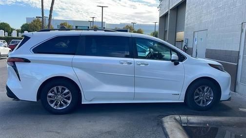2021 Toyota Sienna XLE 8 Passenger
