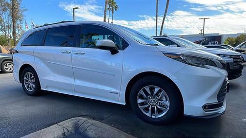 2021 Toyota Sienna XLE 8 Passenger