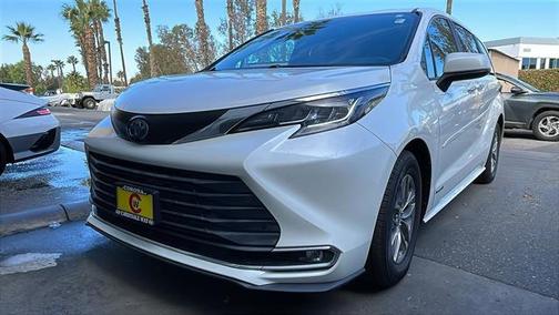 2021 Toyota Sienna XLE 8 Passenger