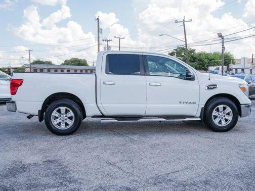 2017 Nissan Titan SV