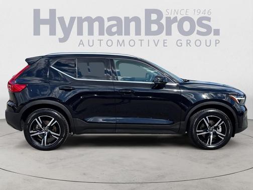 2025 Volvo XC40 B5 Core Bright Theme