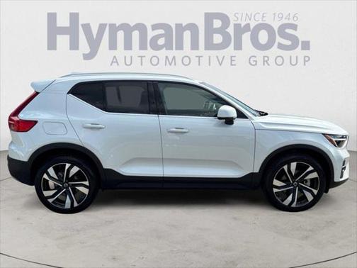 2025 Volvo XC40 B5 Plus Bright Theme