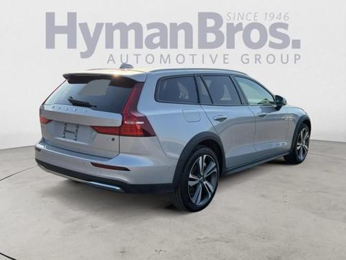 2025 Volvo V60 Cross Country Plus, B5 AWD Gas (mild hybrid)