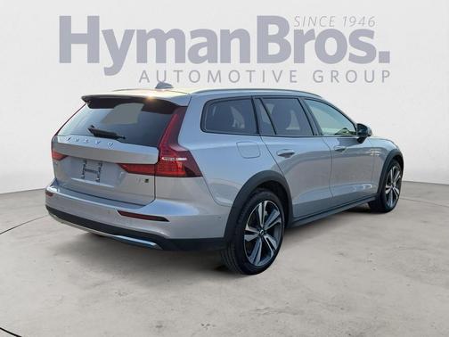 2025 Volvo V60 Cross Country Plus, B5 AWD Gas (mild hybrid)