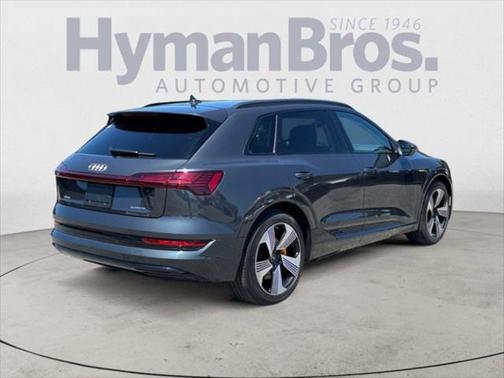 2022 Audi e-tron Premium Plus