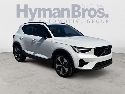 2023 Volvo XC40 B5 Plus Dark Theme