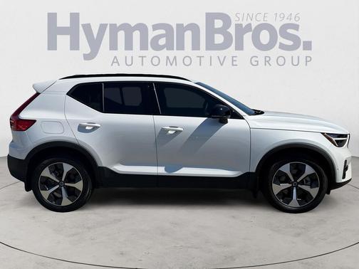 2023 Volvo XC40 B5 Plus Dark Theme