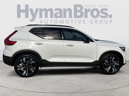 2025 Volvo XC40 B5 Plus Dark Theme