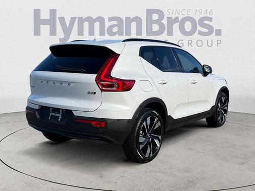 2025 Volvo XC40 B5 Plus Dark Theme