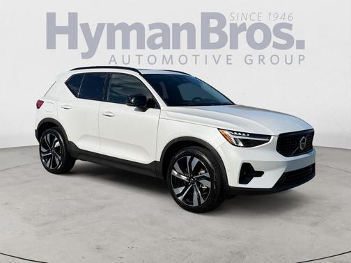 2025 Volvo XC40 B5 Plus Dark Theme