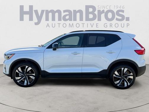 2025 Volvo XC40 B5 Plus Dark Theme