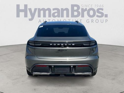 Aventurine Green Metallic 2024 Porsche Macan Macan Electric 4