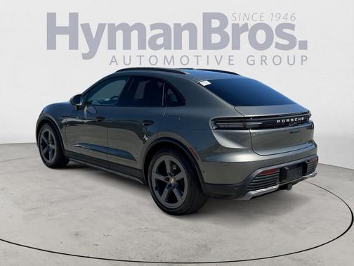 Aventurine Green Metallic 2024 Porsche Macan Macan Electric 4