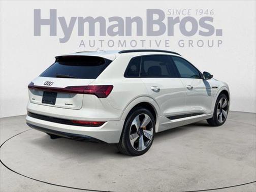 2022 Audi e-tron Premium Plus