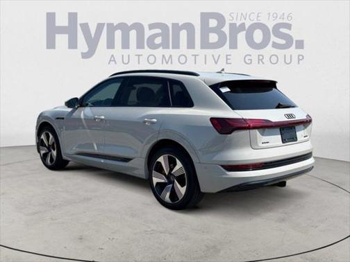 2022 Audi e-tron Premium Plus