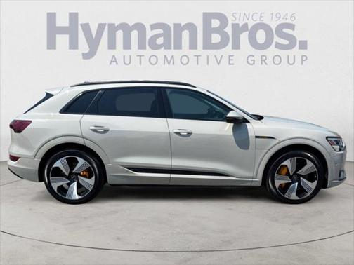 2022 Audi e-tron Premium Plus