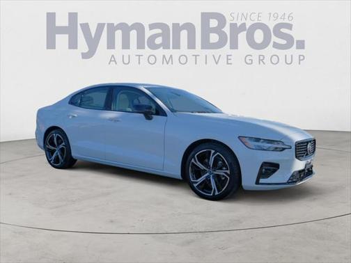 2023 Volvo S60 Plus Dark Theme