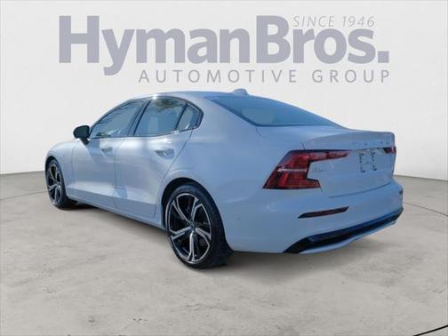 2023 Volvo S60 Plus Dark Theme