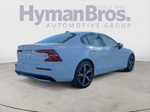 2023 Volvo S60 Plus Dark Theme