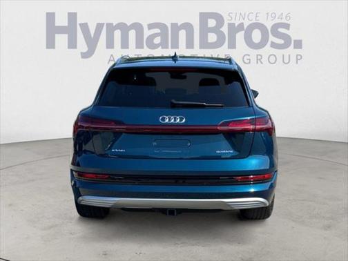 2022 Audi e-tron Premium Plus
