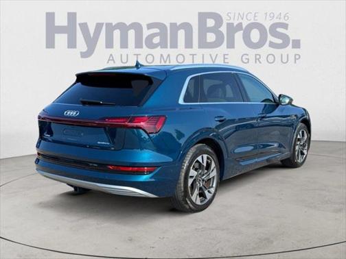 2022 Audi e-tron Premium Plus