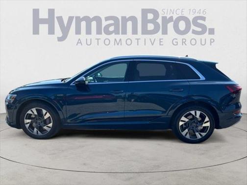 2022 Audi e-tron Premium Plus