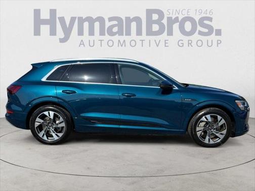2022 Audi e-tron Premium Plus