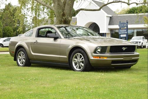 2005 Ford Mustang Deluxe