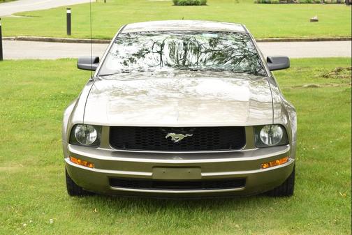 2005 Ford Mustang Deluxe