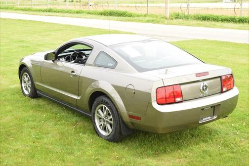 2005 Ford Mustang Deluxe