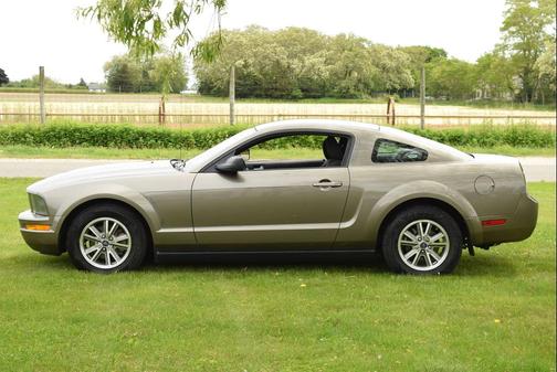 2005 Ford Mustang Deluxe