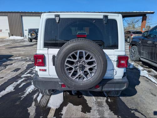 2024 Jeep Wrangler 4-Door Sahara 4x4