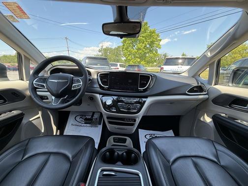 Brilliant Black Crystal Pearlcoat 2023 Chrysler Pacifica Touring L