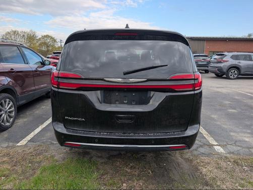 Brilliant Black Crystal Pearlcoat 2023 Chrysler Pacifica Touring L