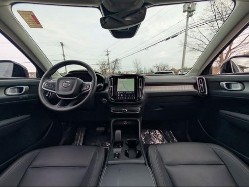 2025 Volvo XC40 B5 Core Bright Theme