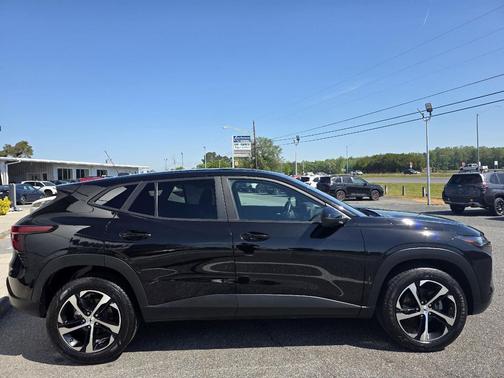 Mosaic Black Metallic 2025 Chevrolet Trax FWD 1RS