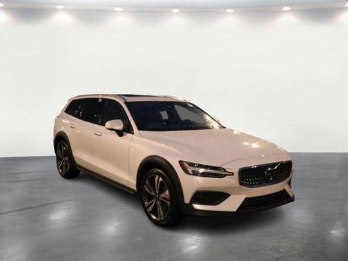 2025 Volvo V60 Cross Country Plus, B5 AWD Gas (mild hybrid)
