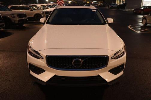 2025 Volvo V60 Cross Country Plus, B5 AWD Gas (mild hybrid)