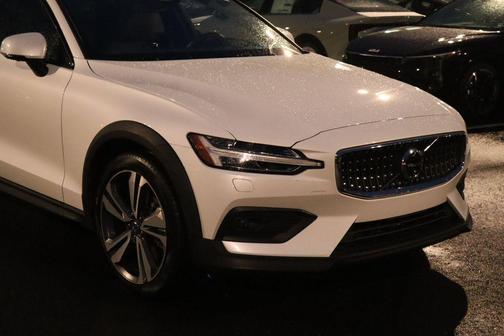 2025 Volvo V60 Cross Country Plus, B5 AWD Gas (mild hybrid)