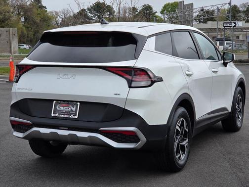 Snow White Pearl 2024 Kia Sportage LX