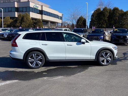 2025 Volvo V60 Cross Country Plus, B5 AWD Gas (mild hybrid)