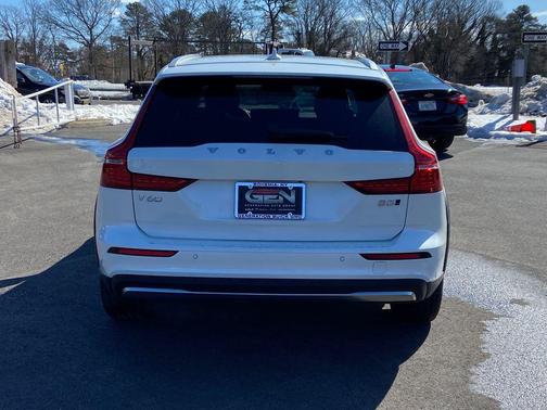 2025 Volvo V60 Cross Country Plus, B5 AWD Gas (mild hybrid)