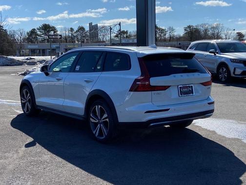 2025 Volvo V60 Cross Country Plus, B5 AWD Gas (mild hybrid)