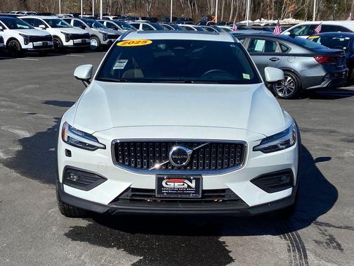 2025 Volvo V60 Cross Country Plus, B5 AWD Gas (mild hybrid)