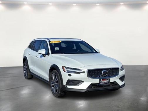 2025 Volvo V60 Cross Country Plus, B5 AWD Gas (mild hybrid)