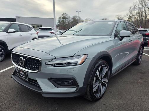 2025 Volvo V60 Cross Country Plus, B5 AWD Gas (mild hybrid)