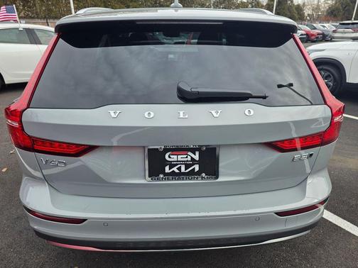 2025 Volvo V60 Cross Country Plus, B5 AWD Gas (mild hybrid)