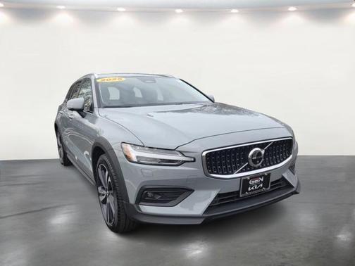 2025 Volvo V60 Cross Country Plus, B5 AWD Gas (mild hybrid)