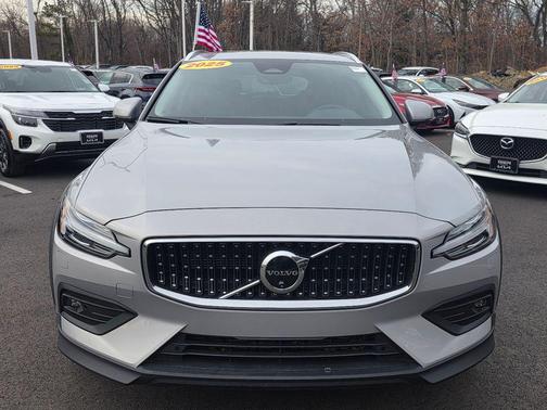 2025 Volvo V60 Cross Country Plus, B5 AWD Gas (mild hybrid)