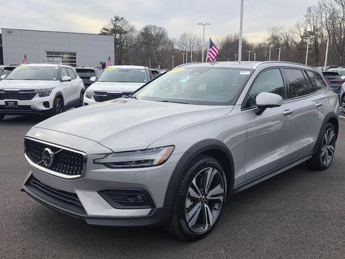 2025 Volvo V60 Cross Country Plus, B5 AWD Gas (mild hybrid)